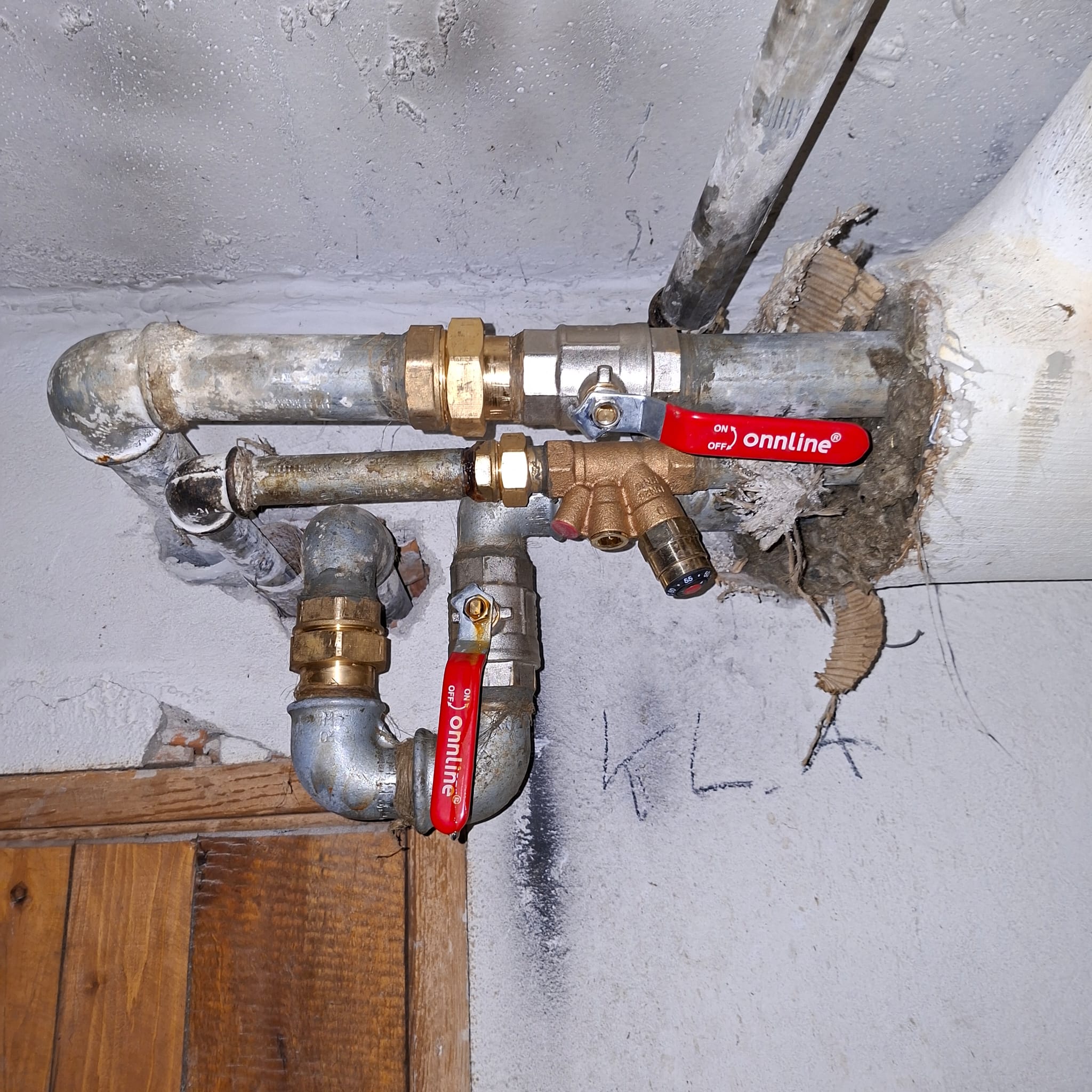 Realizacja montażu zaworów na pionie instalacji grzewczej